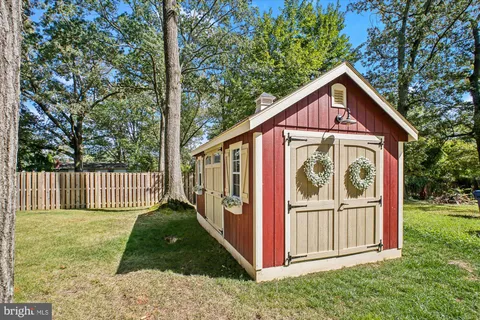 a black and white photo of a picture of white wall