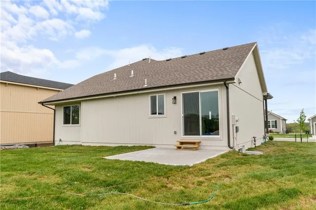 $419,900 | 2200 Southeast Oak Ridge Drive, Oak Grove, MO 64075