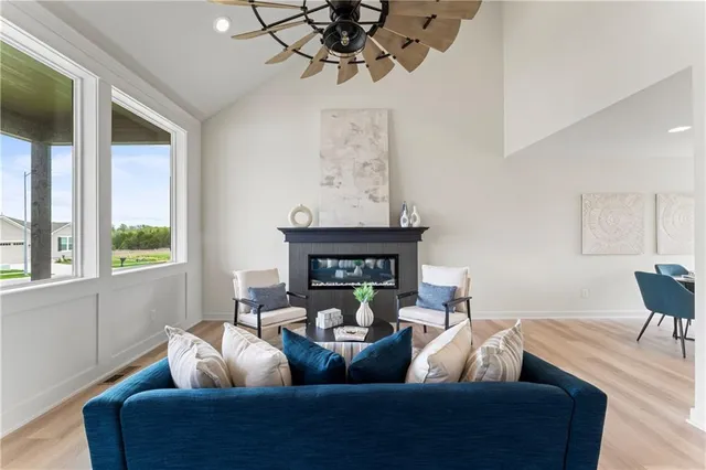 $419,900 | 2200 Southeast Oak Ridge Drive, Oak Grove, MO 64075