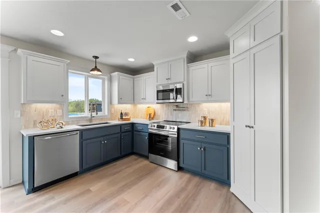 $419,900 | 2200 Southeast Oak Ridge Drive, Oak Grove, MO 64075