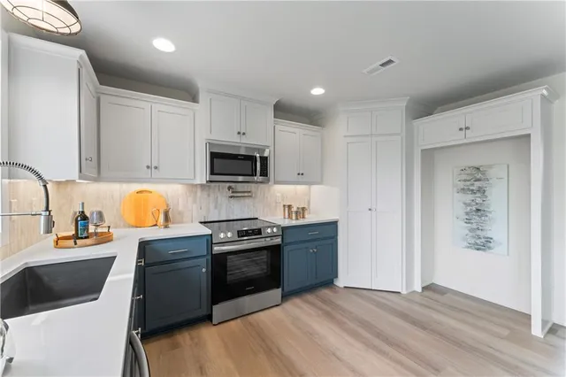 $419,900 | 2200 Southeast Oak Ridge Drive, Oak Grove, MO 64075