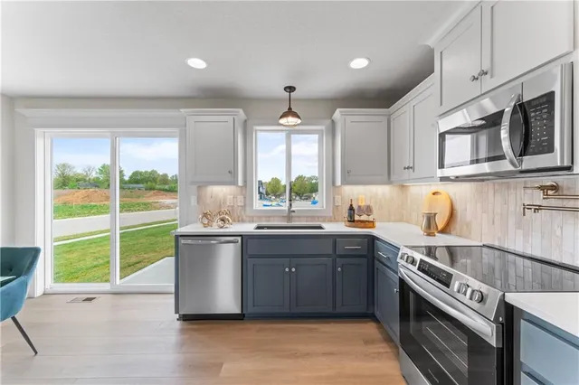 $419,900 | 2200 Southeast Oak Ridge Drive, Oak Grove, MO 64075