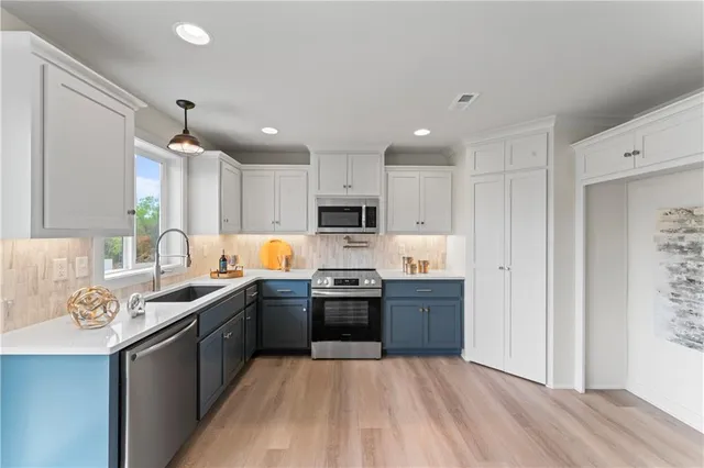 $419,900 | 2200 Southeast Oak Ridge Drive, Oak Grove, MO 64075