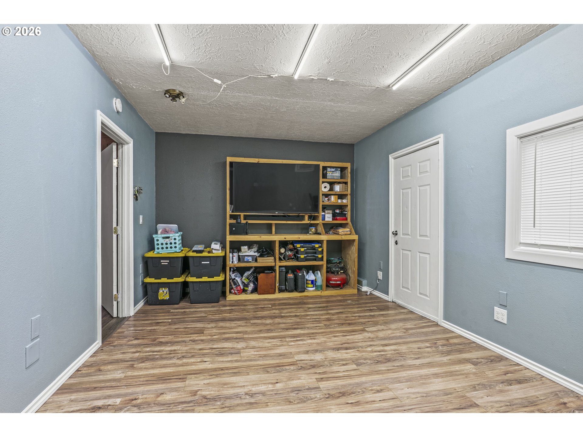 1102 South 11th Avenue Kelso, WA 98626 - Photo 12 of 32 a room with furniture and a flat screen tv