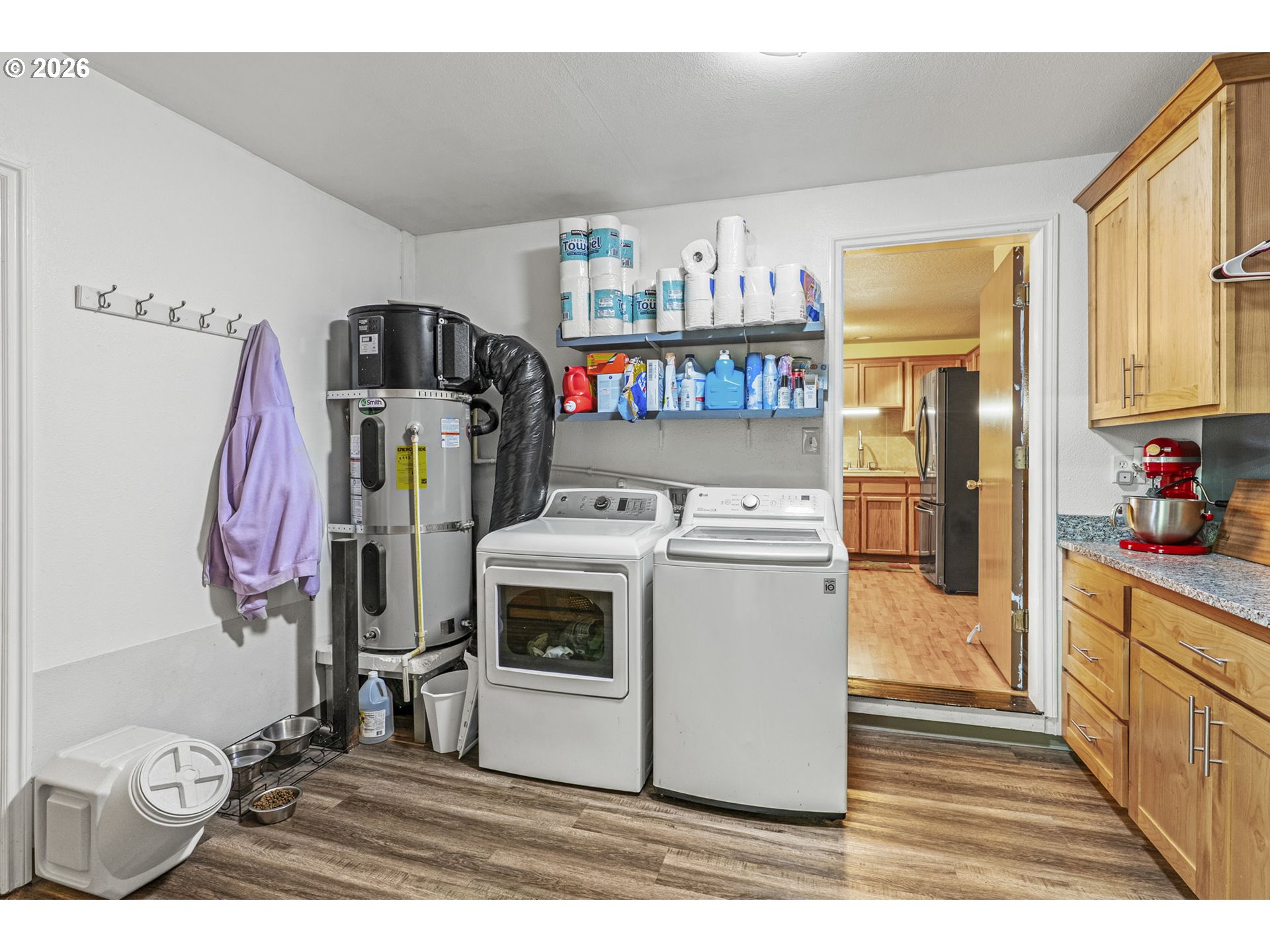 1102 South 11th Avenue Kelso, WA 98626 - Photo 13 of 32 a storage room with washer and dryer