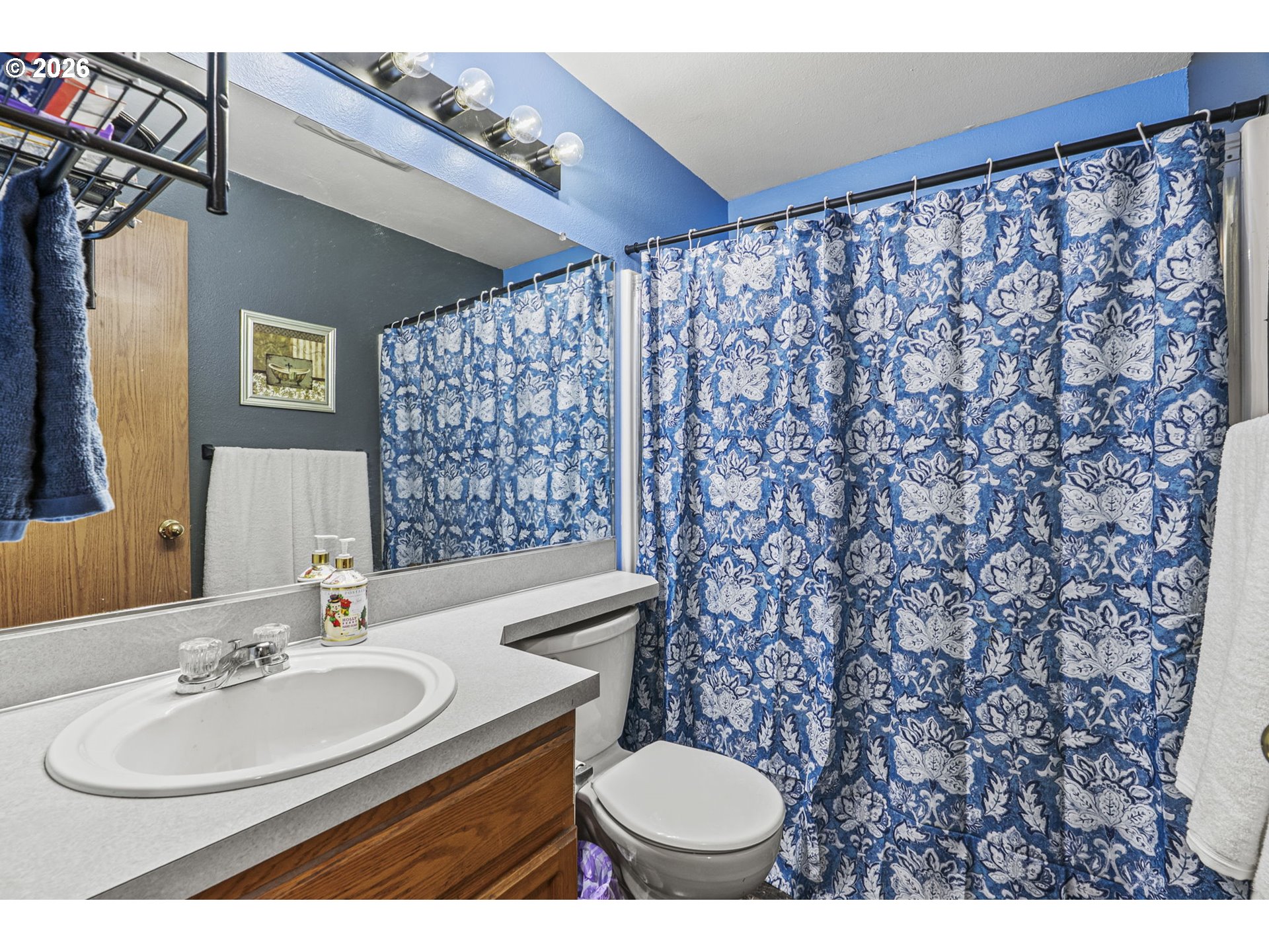 1102 South 11th Avenue Kelso, WA 98626 - Photo 16 of 32 a bathroom with a sink toilet and a mirror