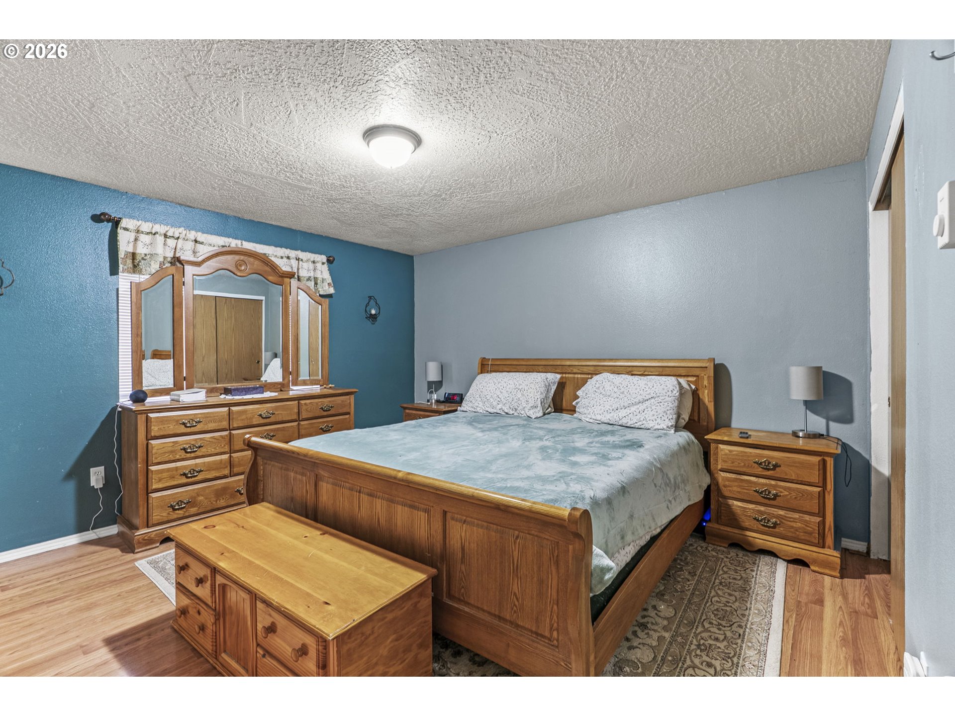 1102 South 11th Avenue Kelso, WA 98626 - Photo 19 of 32 a bedroom with a bed and a desk