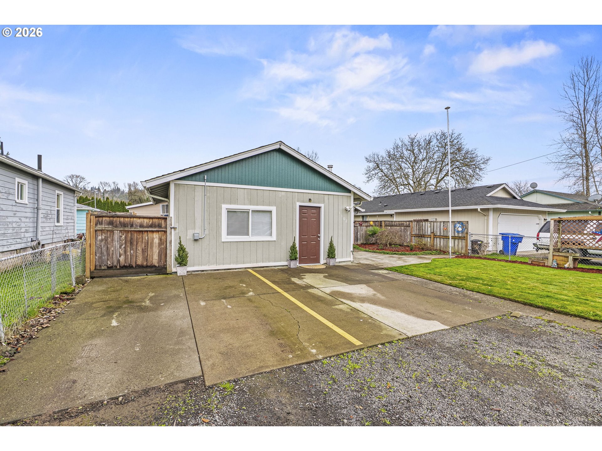 1102 South 11th Avenue Kelso, WA 98626 - Photo 29 of 32 a view of a yard in front of a house with a large tree