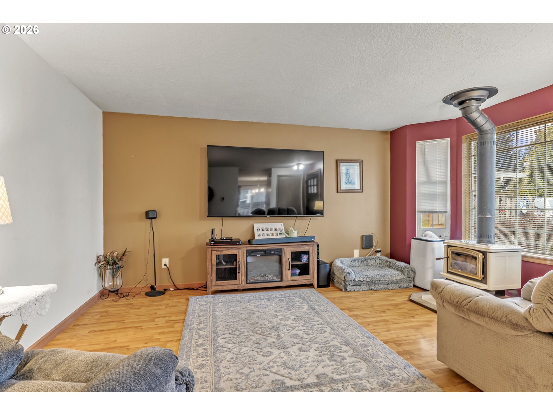 1102 South 11th Avenue Kelso, WA 98626 - Photo 3 of 32 a living room with a flat screen tv and a couch
