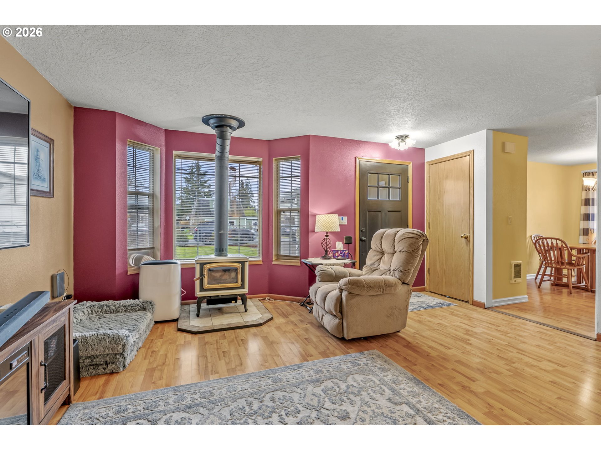 1102 South 11th Avenue Kelso, WA 98626 - Photo 4 of 32 a living room with furniture and a large window