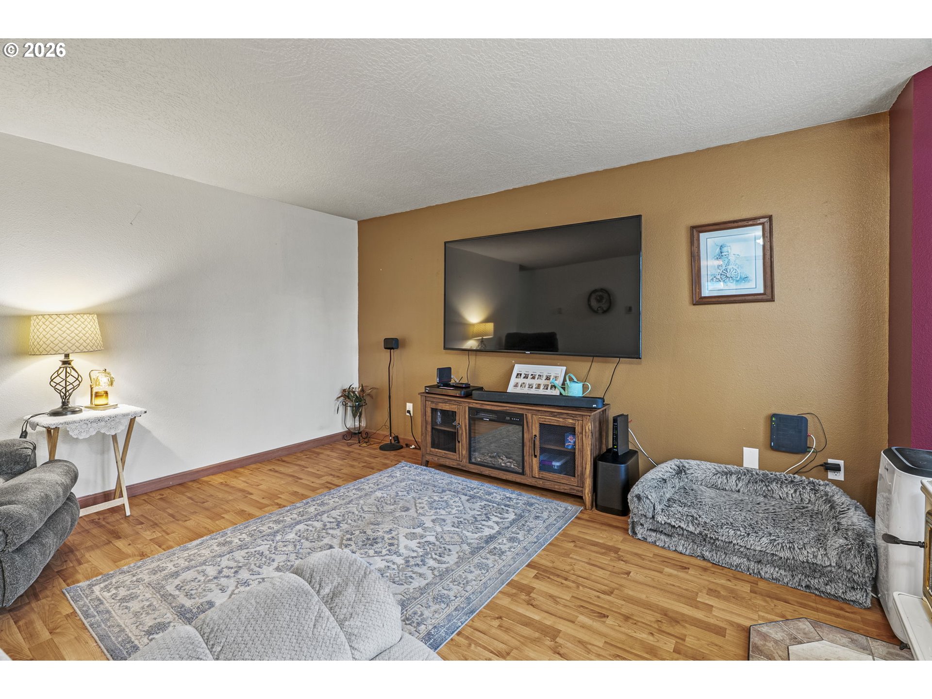 1102 South 11th Avenue Kelso, WA 98626 - Photo 5 of 32 a bedroom with a bed and a flat screen tv