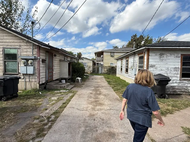 a view of a back yard of the house