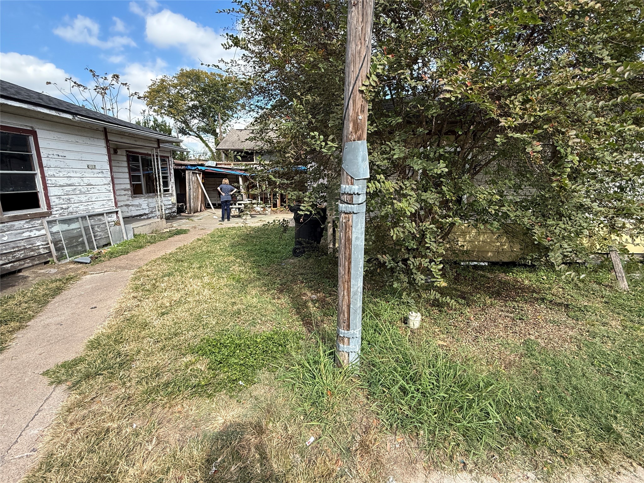 4011-4017 Terry Street Houston, TX 77009 - Photo 20 of 48 a view of a house with a tree in the background