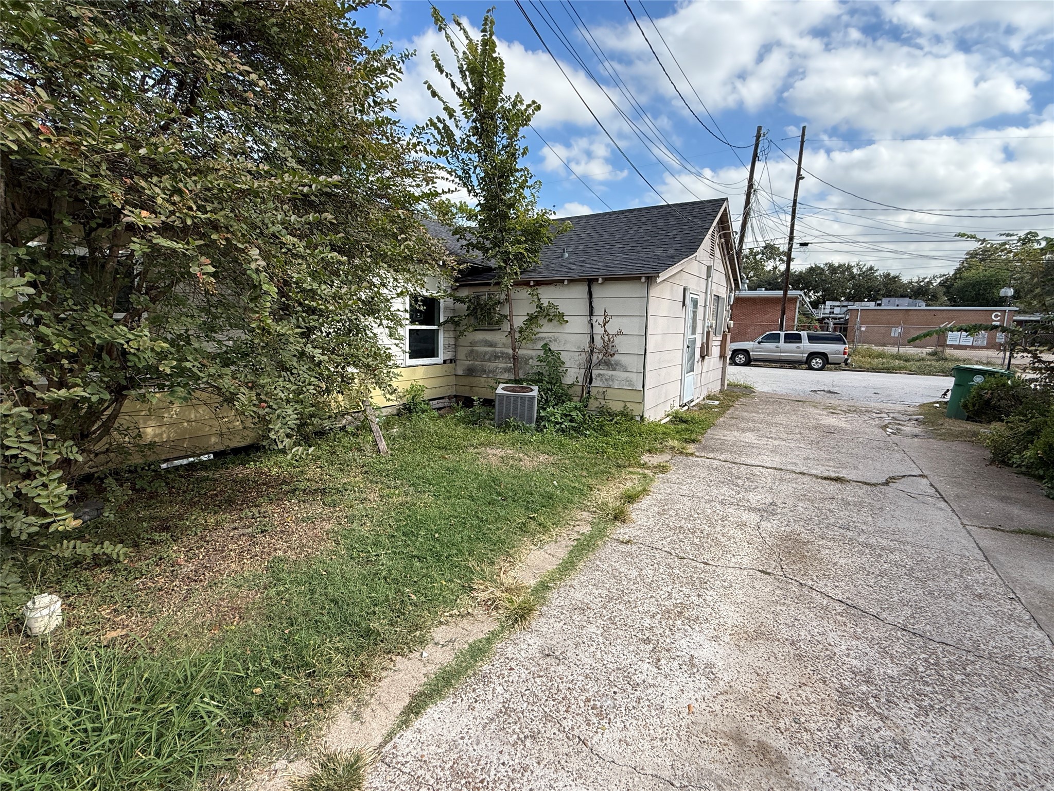 4011-4017 Terry Street Houston, TX 77009 - Photo 21 of 48 a view of a house with a yard