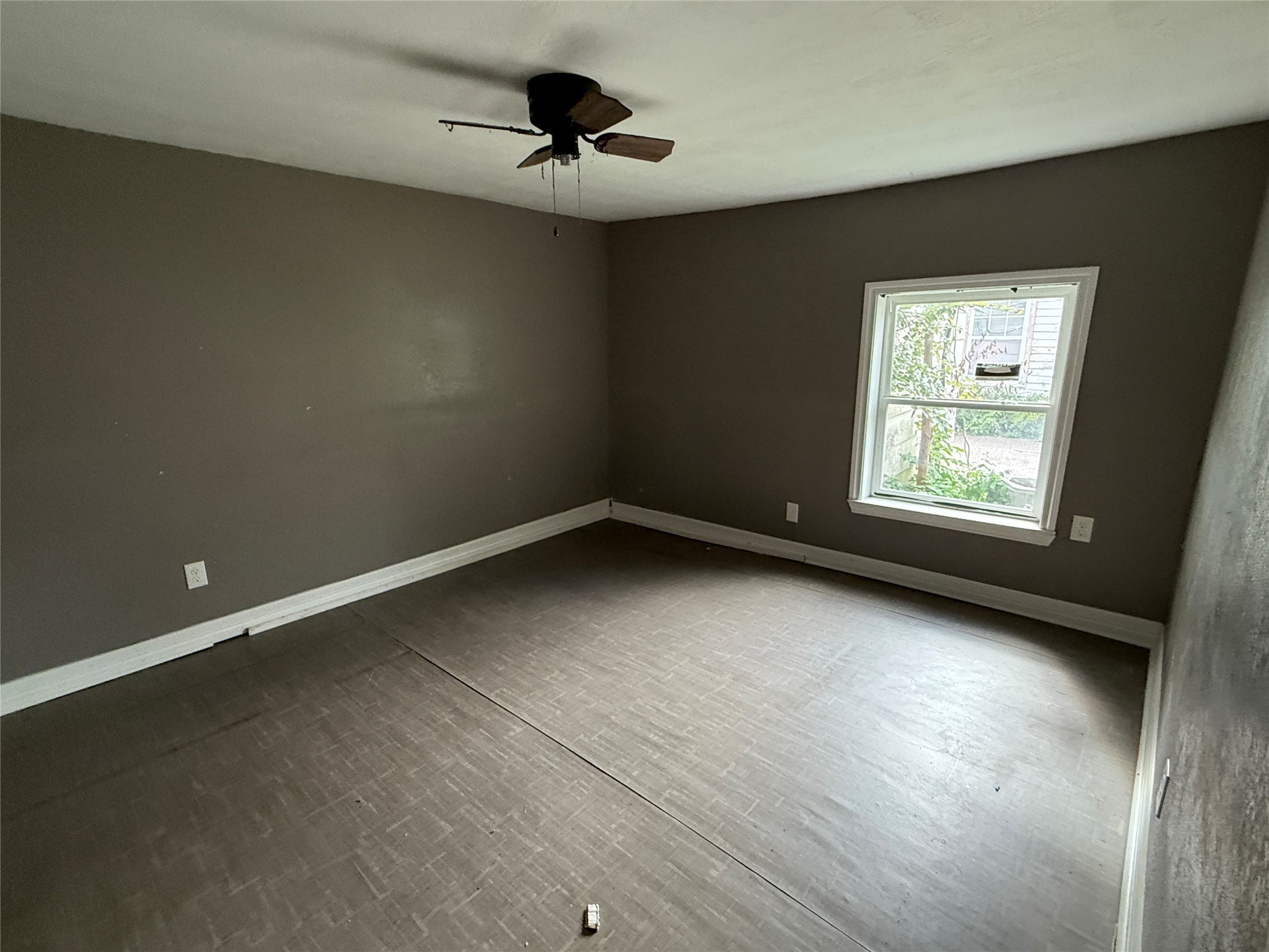 4011-4017 Terry Street Houston, TX 77009 - Photo 29 of 48 an empty room with a window and a ceiling fan