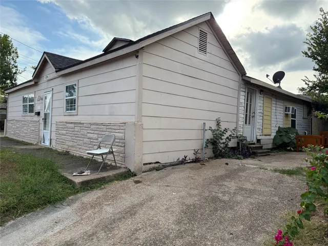 a view of a house with backyard and garden