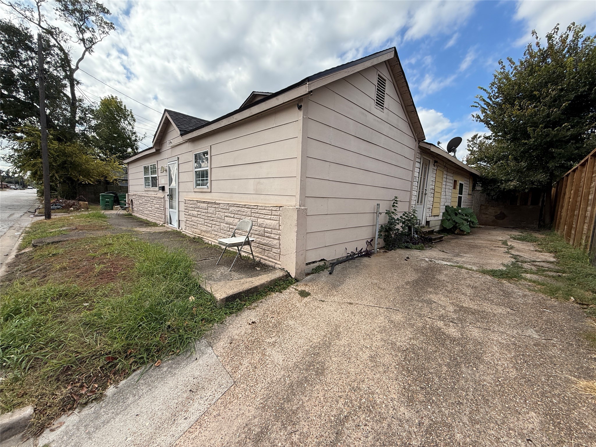 4011-4017 Terry Street Houston, TX 77009 - Photo 36 of 48 a view of a house with a yard