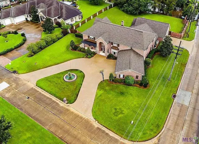 $977,000 | 207 Regal Row, Houma, LA 70360