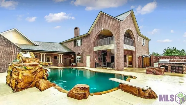 $977,000 | 207 Regal Row, Houma, LA 70360