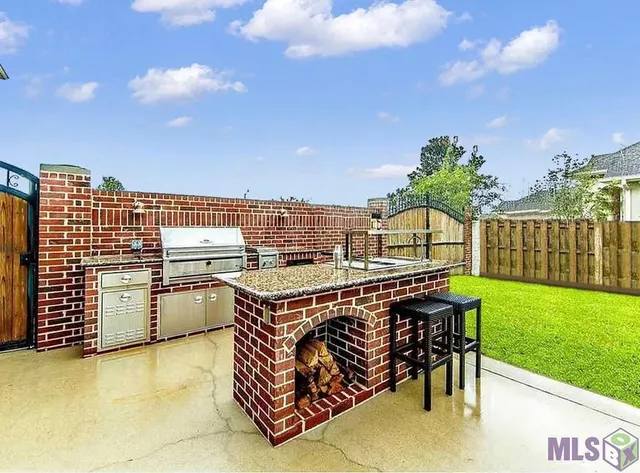 $977,000 | 207 Regal Row, Houma, LA 70360