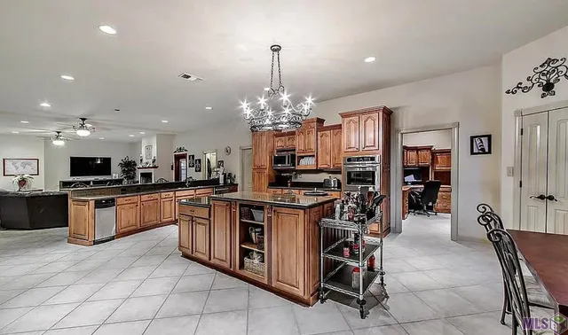 $977,000 | 207 Regal Row, Houma, LA 70360