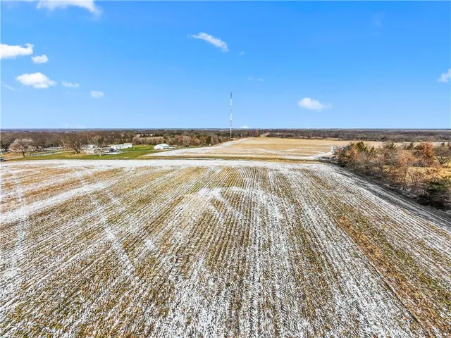 $900,000 | 900 Northeast Ne Road, Knob Noster, MO 65336