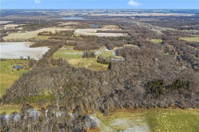 $900,000 | 900 Northeast Ne Road, Knob Noster, MO 65336