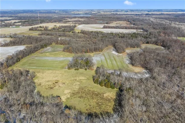 $900,000 | 900 Northeast Ne Road, Knob Noster, MO 65336