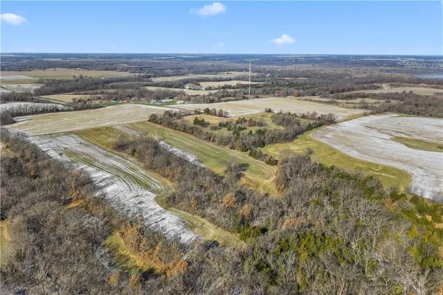 $900,000 | 900 Northeast Ne Road, Knob Noster, MO 65336