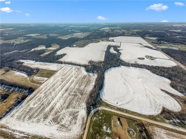 $900,000 | 900 Northeast Ne Road, Knob Noster, MO 65336