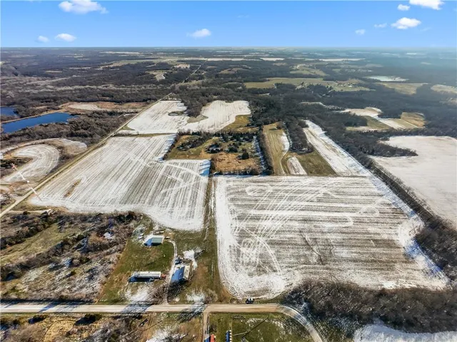 $900,000 | 900 Northeast Ne Road, Knob Noster, MO 65336