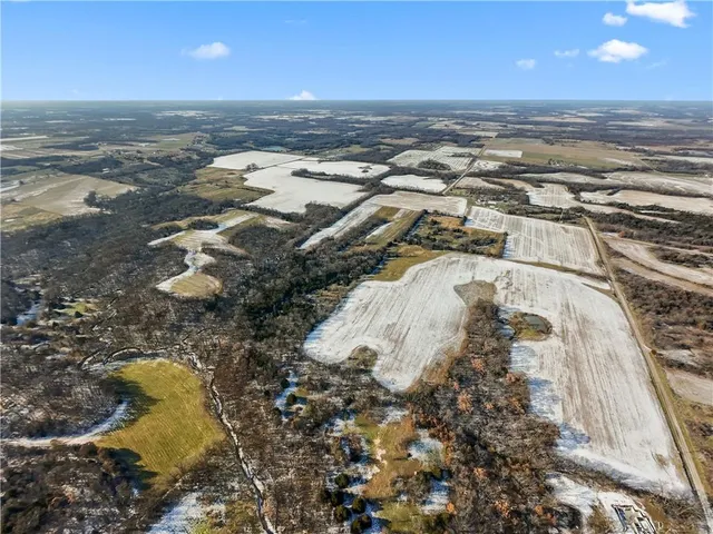 $900,000 | 900 Northeast Ne Road, Knob Noster, MO 65336