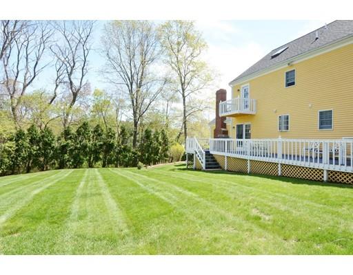 38 Thoreau Circle Beverly, MA 01915 - Photo 5 of 26 a view of an house with backyard and garden