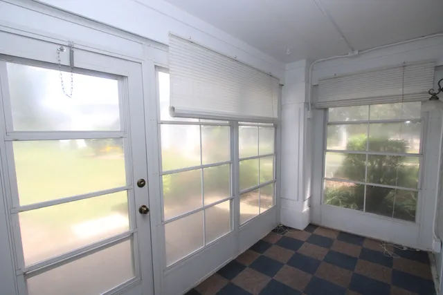 a view of empty room with window