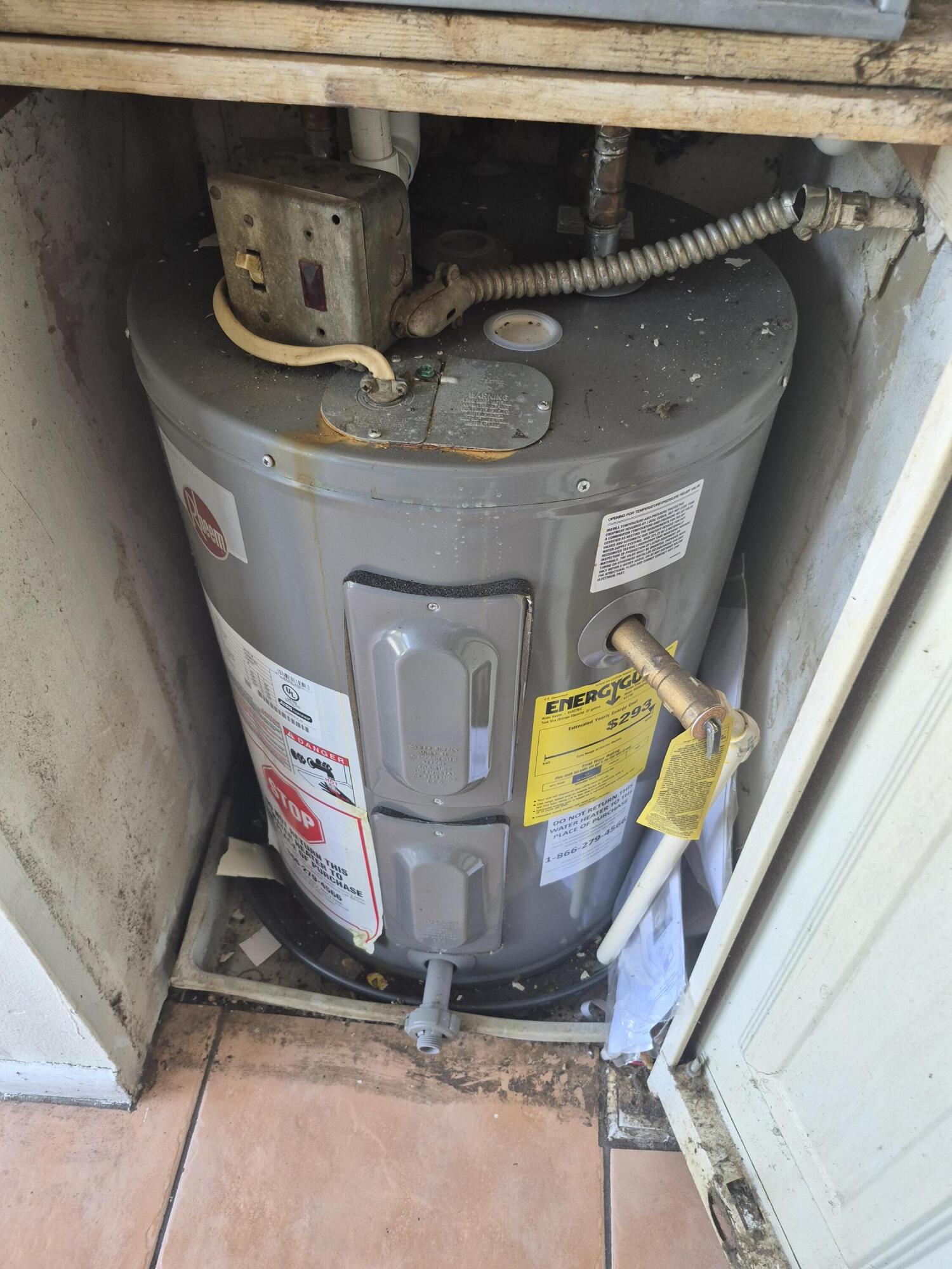 2050 North Congress Avenue, Unit 407 West Palm Beach, FL 33401 - Photo 4 of 16 a utility room with dryer and washer