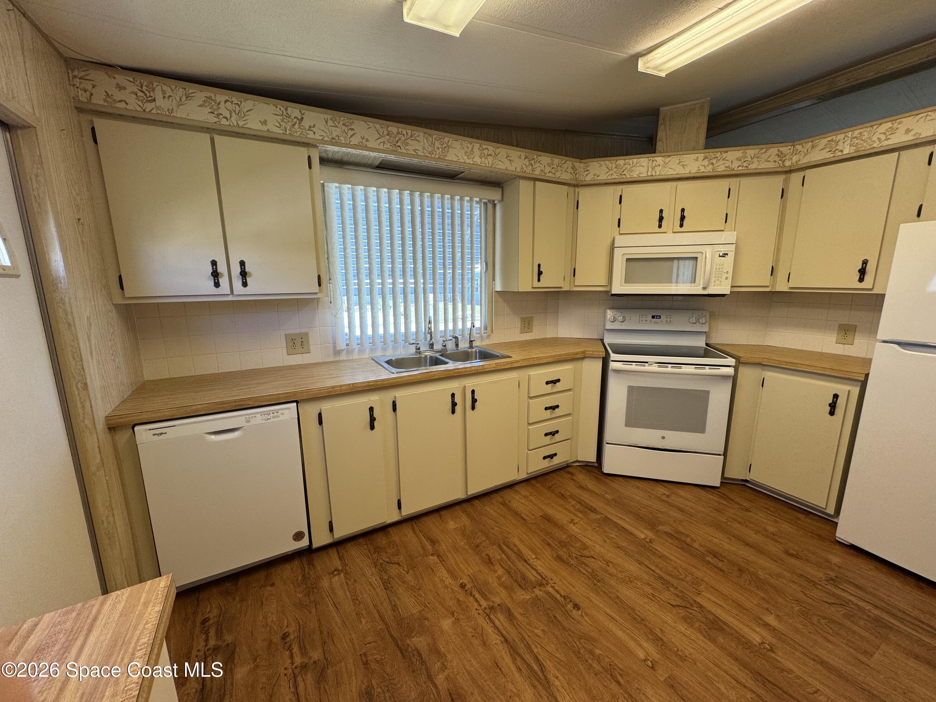 1894 Coco Plum Street Northeast Palm Bay, FL 32905 - Photo 4 of 27 Kitchen