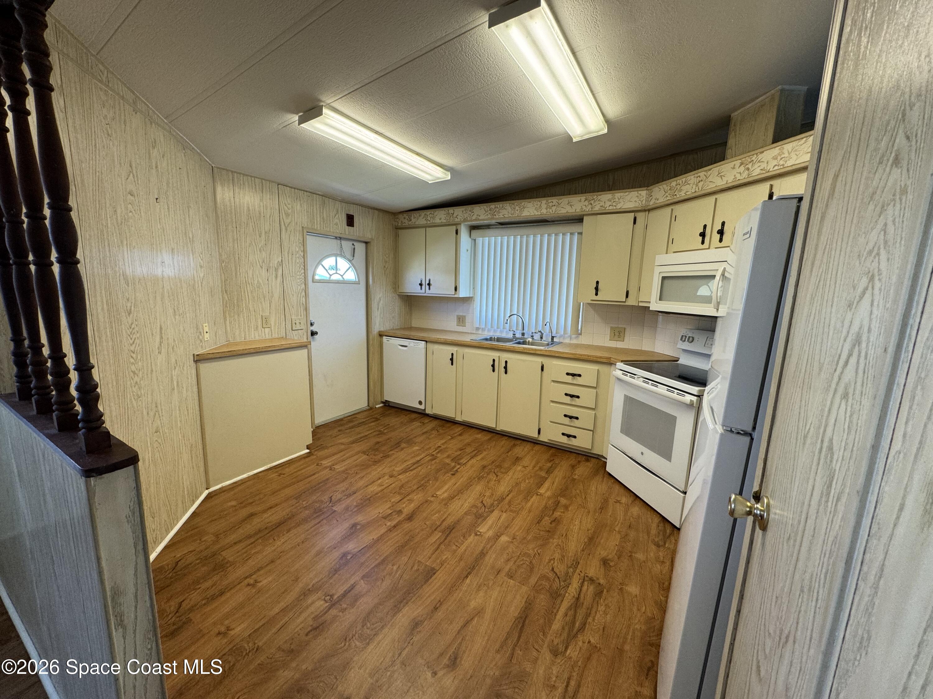 1894 Coco Plum Street Northeast Palm Bay, FL 32905 - Photo 5 of 27 Kitchen