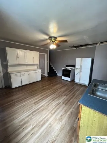 a view of a livingroom with furniture