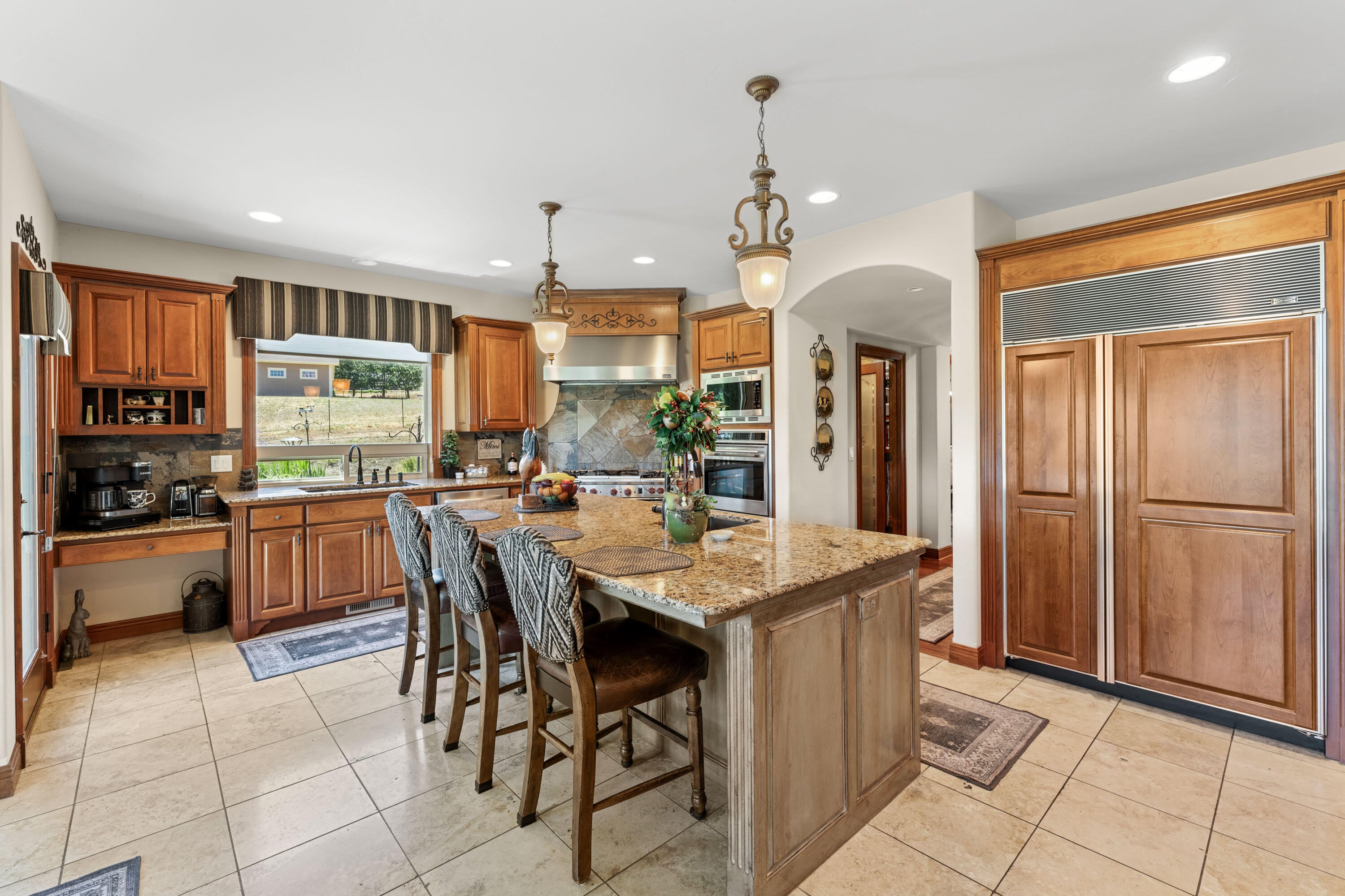 3944 Jonathan Way Central Point, OR 97502 - Photo 8 of 50 INT (5 of 34)
