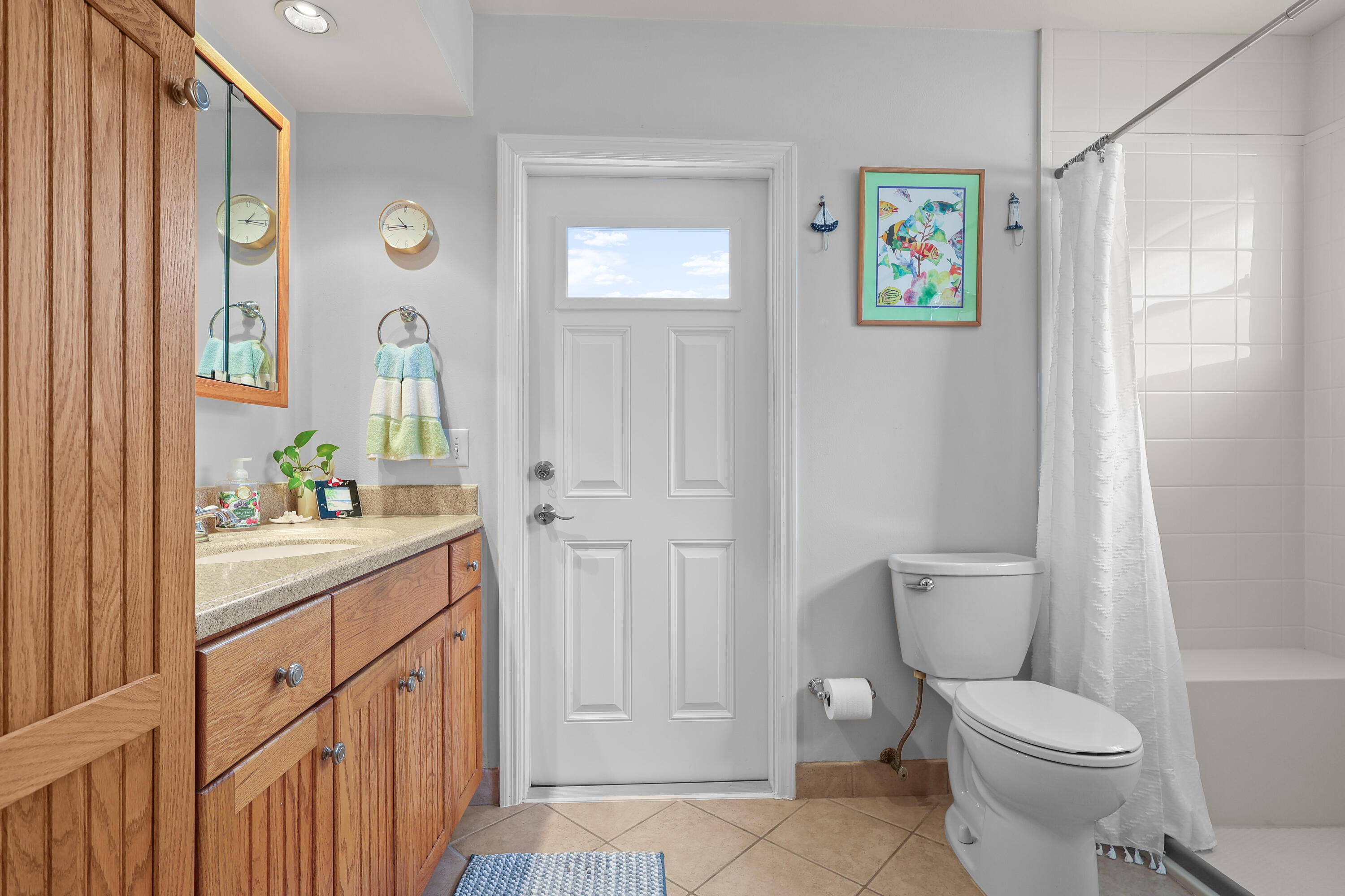396 Redwood Lane Boca Raton, FL 33487 - Photo 13 of 31 Guest Bathroom-front