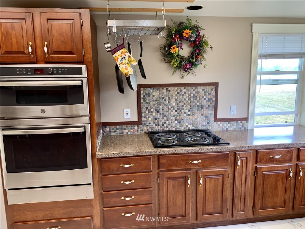 52 Greywolf Road Sequim, WA 98382 - Photo 13 of 31 a kitchen with a stove and a microwave