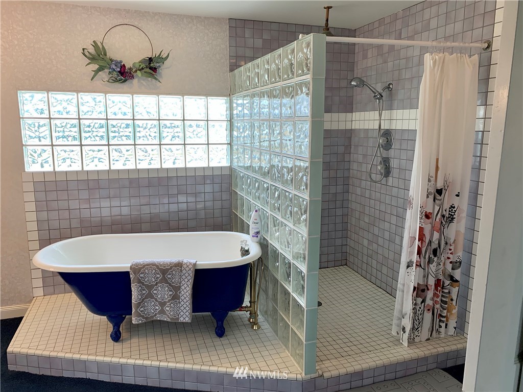 52 Greywolf Road Sequim, WA 98382 - Photo 19 of 31 a bath tub sitting in a bathroom next to a window
