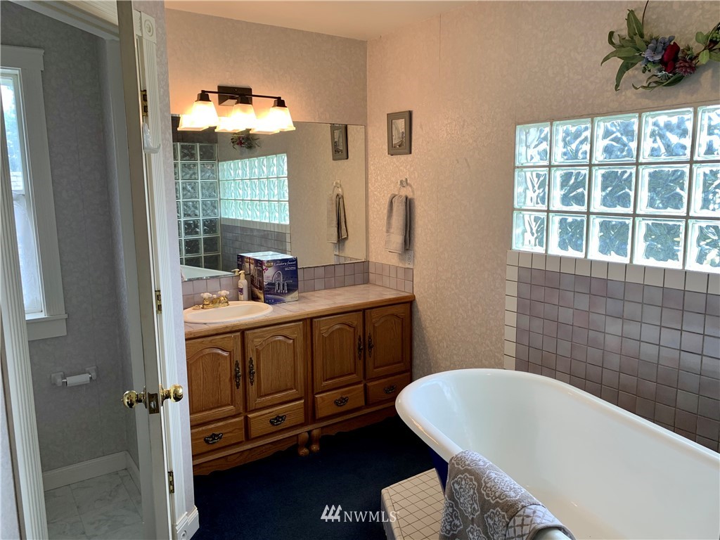 52 Greywolf Road Sequim, WA 98382 - Photo 20 of 31 a bathroom with a tub sink and mirror