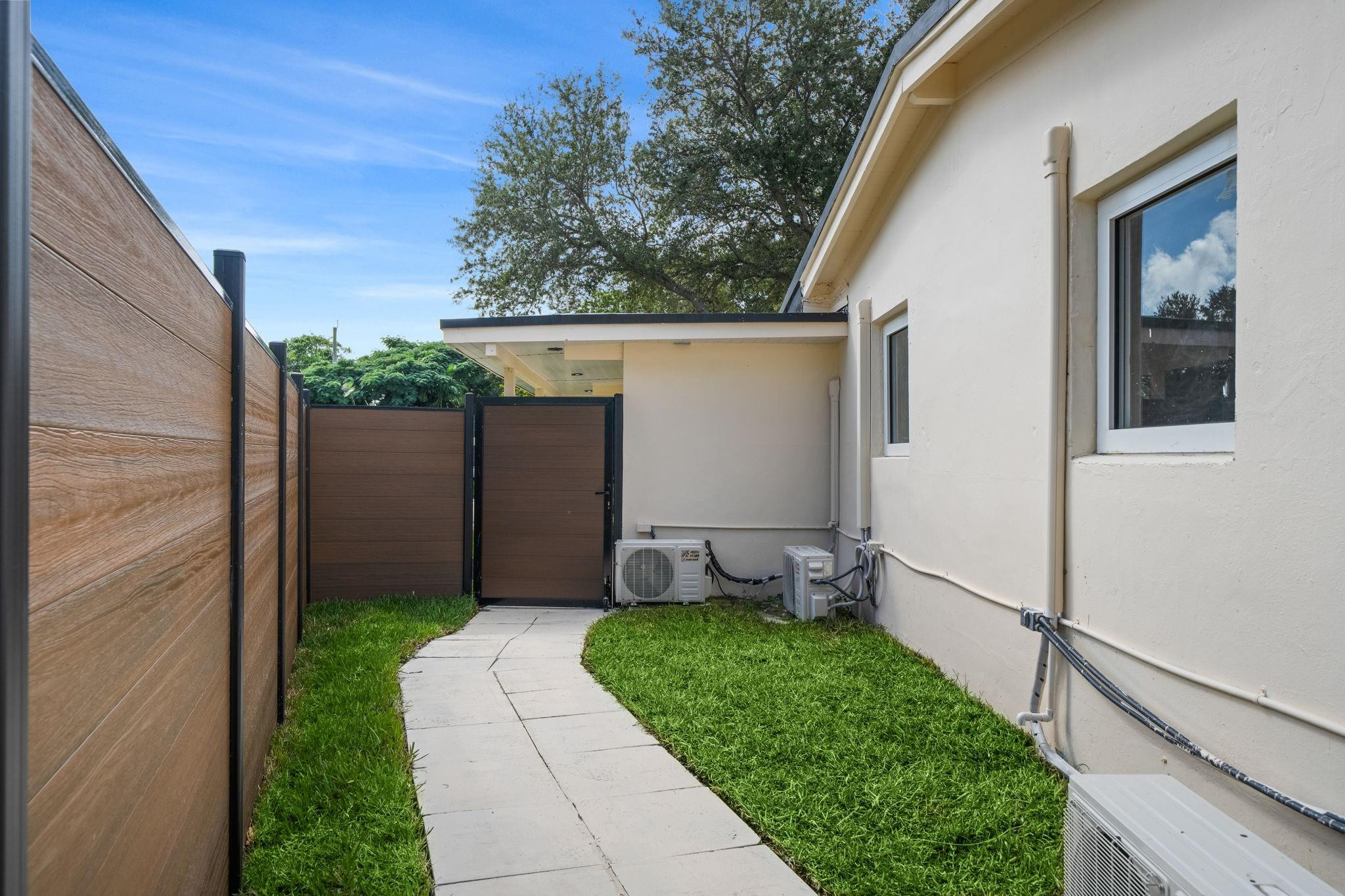 823 Southwest 27th Street Fort Lauderdale, FL 33315 - Photo 40 of 56 a view of a back yard of the house