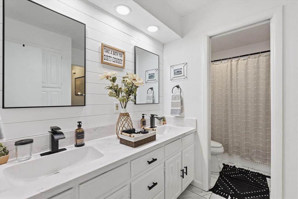 701 Raintree Road Fort Worth, TX 76103 - Photo 18 of 26 Primary Bath Ensuite