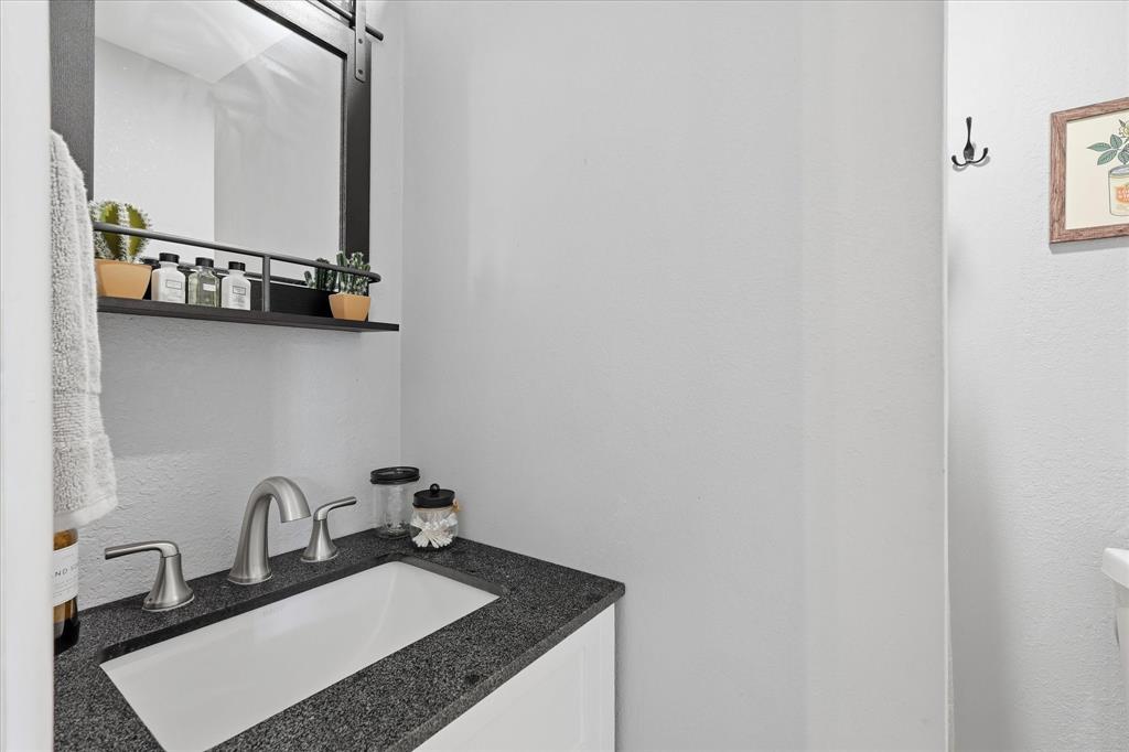 701 Raintree Road Fort Worth, TX 76103 - Photo 20 of 26 Second Bathroom Ensuite