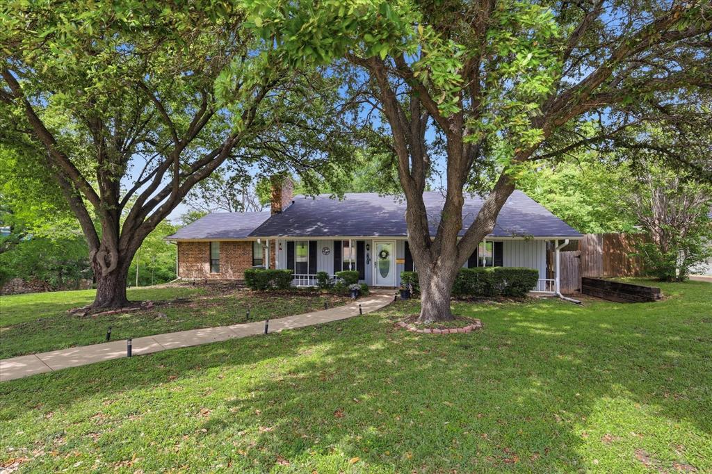 701 Raintree Road Fort Worth, TX 76103 - Photo 3 of 26 Front of home