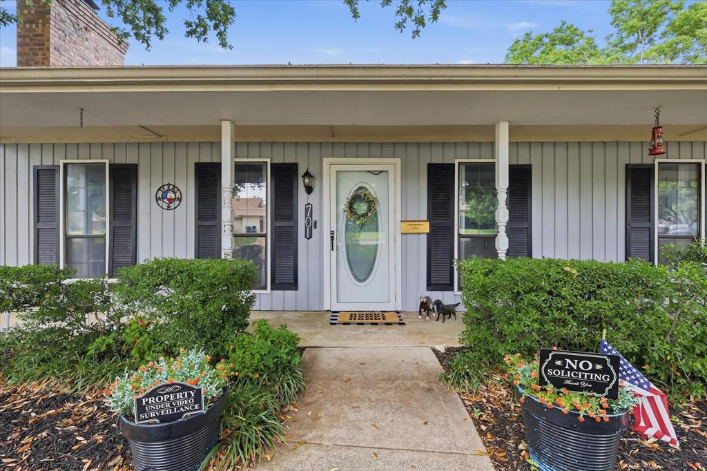 701 Raintree Road Fort Worth, TX 76103 - Photo 8 of 26 Entry of the home