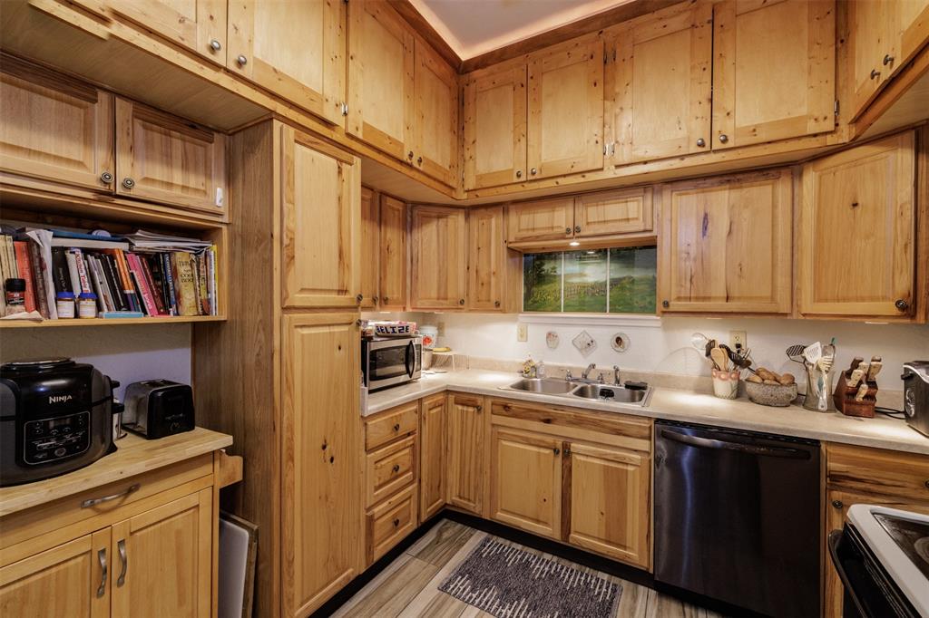 9953 Green Tree Lane Wills Point, TX 75169 - Photo 10 of 39
