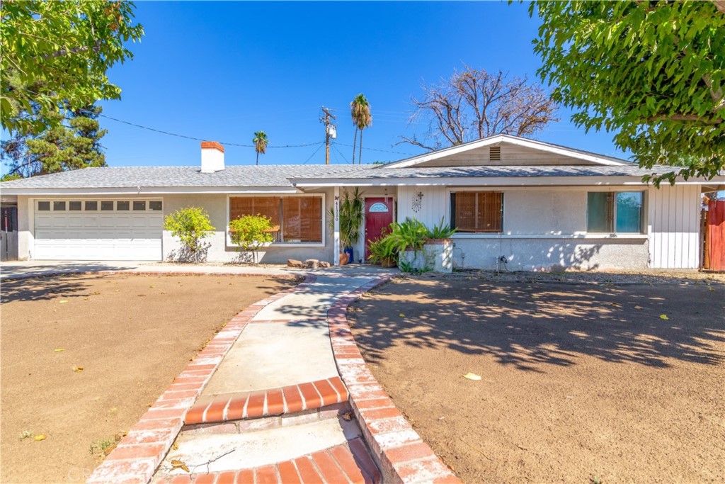41320 Linda Vista Court Hemet, CA 92544 - Photo 2 of 31 a front view of a house with a yard